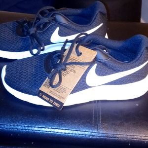Women's nike tanjun sustainable track shoes size 7